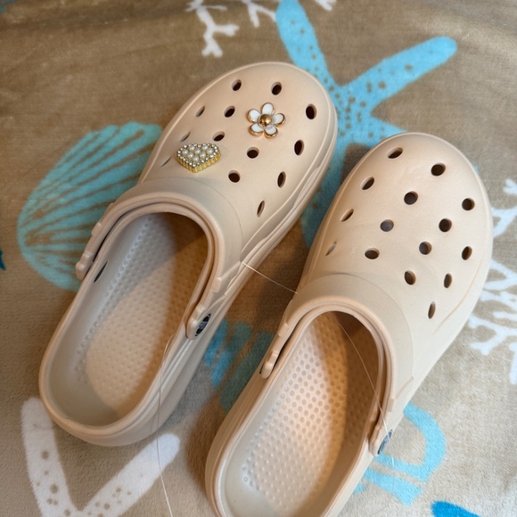 Khaki Casual Clogs with decorative charms/Jibbitz~Size 8-8.5 or 40-41~NEW - Picture 13 of 16